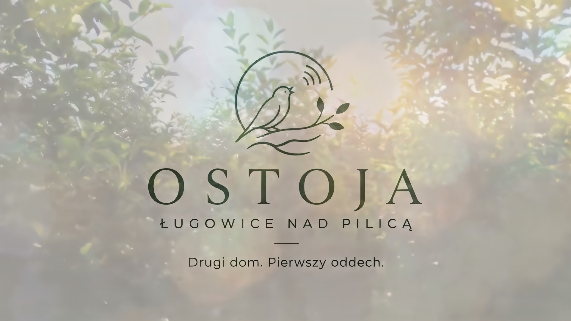 Plansza tytułowa filmu: logo Ostoja nad Pilicą i hasło „Drugi dom. Pierwszy oddech.”